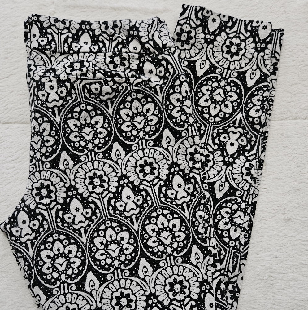 Stylish Monochrome Floral Patterned Shorts
